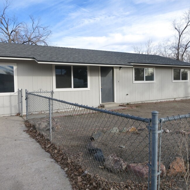 Building Photo - Cozy 4 bedroom House