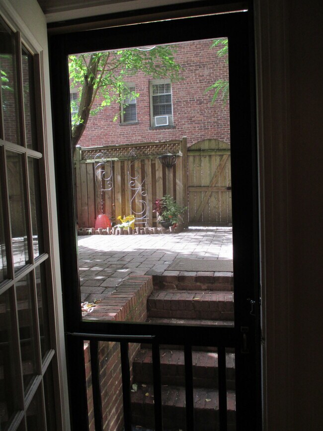 Lookin' un vistazo a mi puerta trasera.. - 3010 Wisconsin Ave, NW