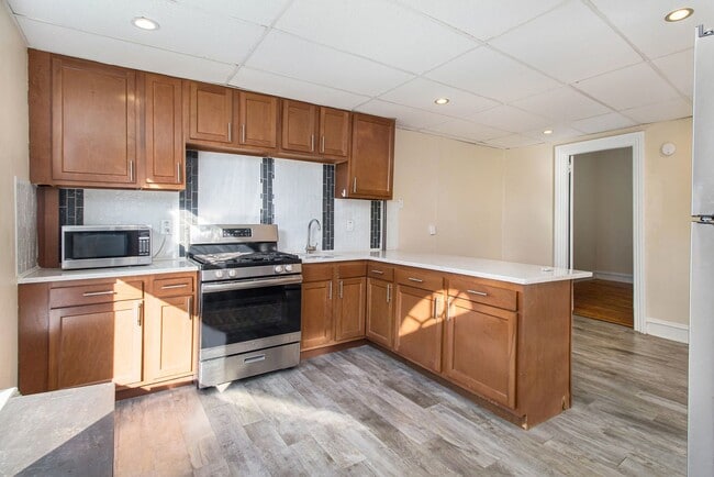 Building Photo - Spacious 1bed/1bath on main floor of with tons of windows! - Ask about our no security deposit op... Unit 1