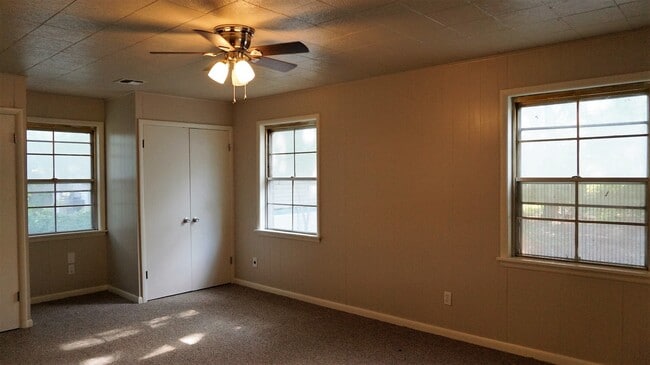 Photo - 4 BED 2 BATH 1 CAR GARAGE PLUS CARPORT IN STEVE PENNINGTON ADDITION