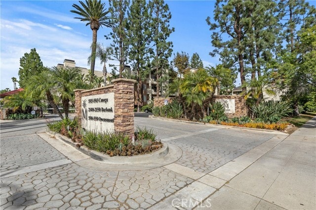 Building Photo - 5500 Owensmouth Ave Unit 317
