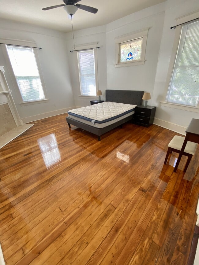 Photo - 130 E Waldburg St