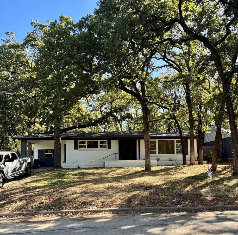 Photo - 805 Ross Trail