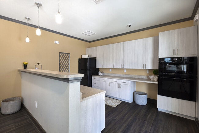 Building Photo - The Pointe at Crestmont