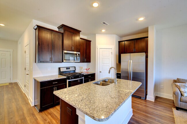 Photo - 810 Thread Wy