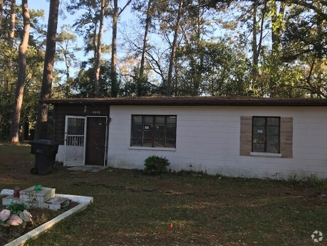 Building Photo - 2 Bedroom 1 Bath House! Huge fenced in yar...