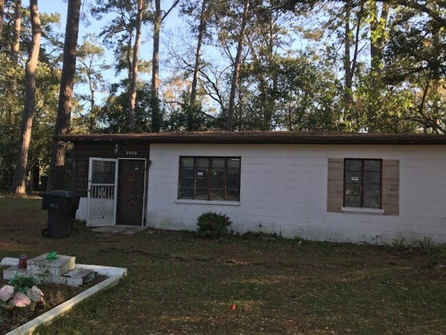 2 Bedroom 1 Bath House! Huge fenced in yar... - 2 Bedroom 1 Bath House! Huge fenced in yar...