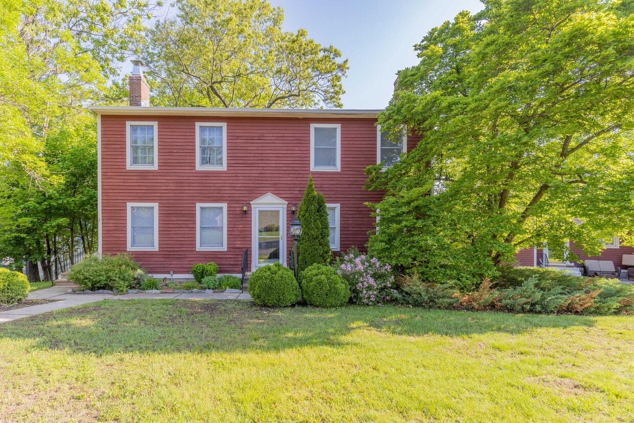 Beautifully Renovated 2 Bed, 2 Bath Coloni... - Beautifully Renovated 2 Bed, 2 Bath Coloni...