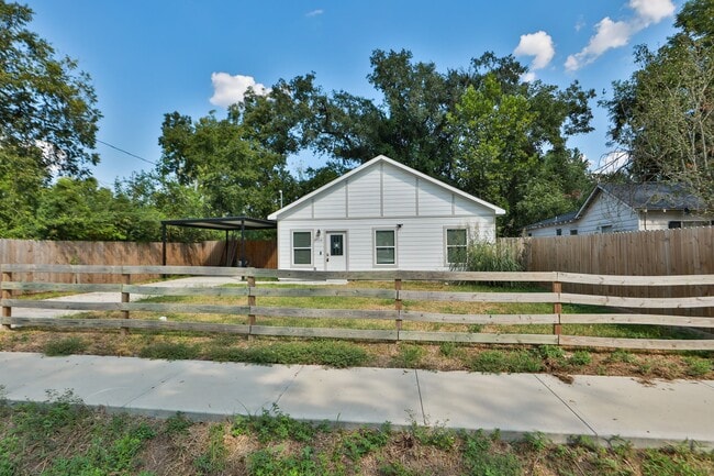 Building Photo - 8316 Peachtree St