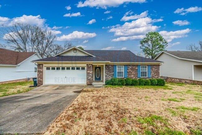 Building Photo - Attn: Pilots! 3BR 2BA Crashpad!