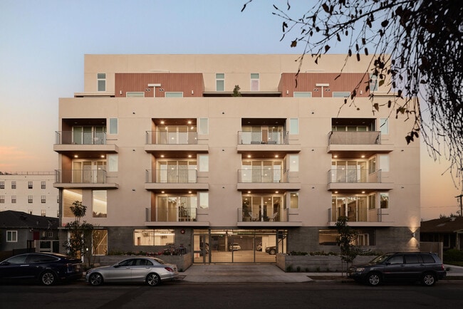 Building Photo - 8900 Ramsgate Ave Unit 206