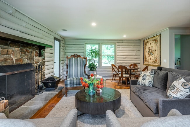 Photo - 1 W Woods Rd