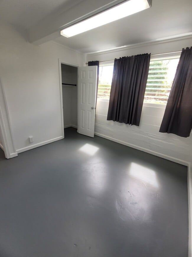 Building Photo - 525 Unit B