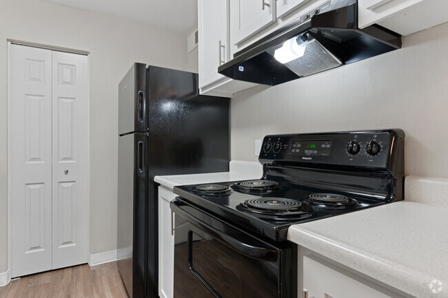 2BR, 1BA - 850SF - Kitchen