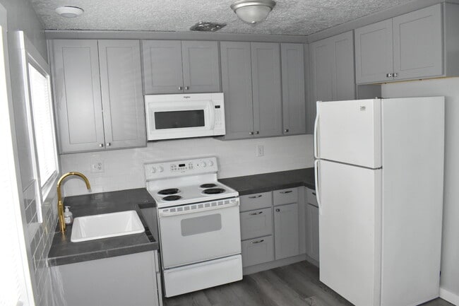 Kitchen and Dining Area - 7905 N Fessenden St Unit #5