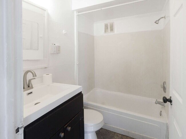 Photo - Section 8 approved! - 3 Bed Lower Level Duplex Available Now Unidad 1