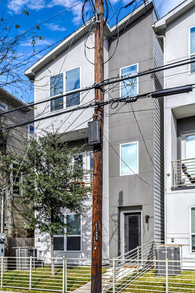 Photo - 3105 Gillespie St