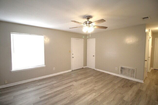 Photo - Updated 2BR/1BA in Gulf Breeze –  Water & Lawn Care Included – Available Now! Unidad C