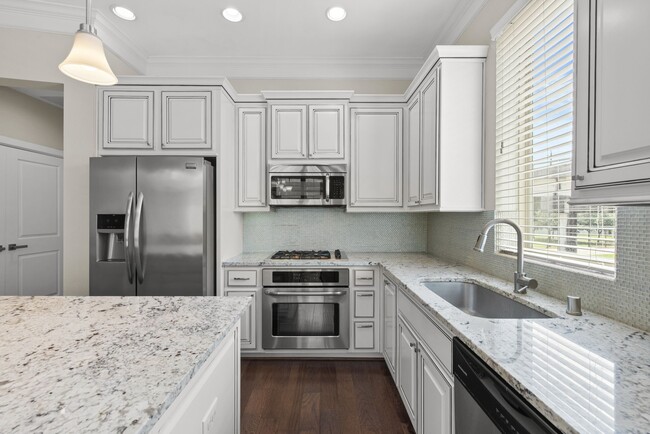 Photo - 702 N Shepherd Dr