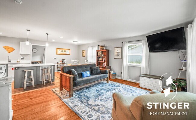 907 Belleview Cir W