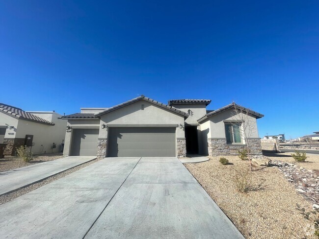 Building Photo - Gorgeous 4 Bedroom/2 Bath Home with 3 Car ...