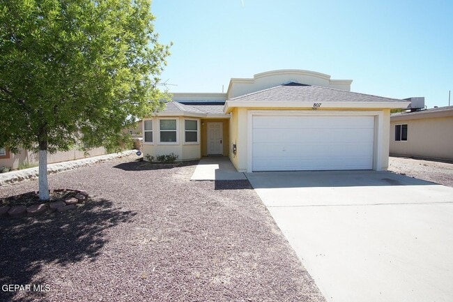 Building Photo - 807 Jaime St