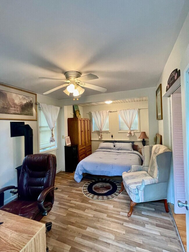 Photo - 429 W Lawrence St