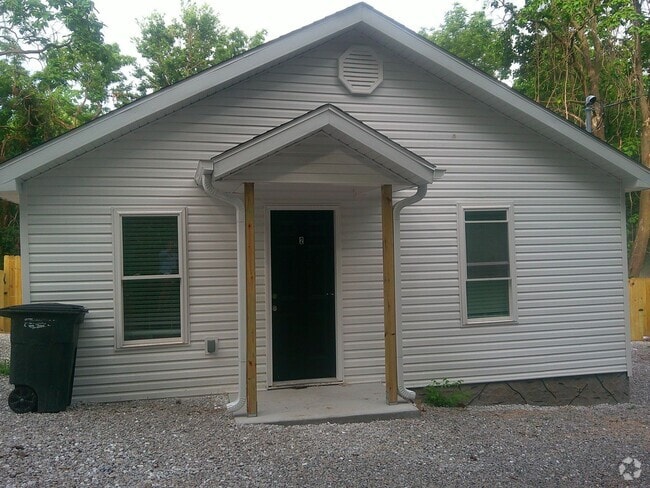 Building Photo - Beautifully Remodeled 2 Bed 1 Bath House