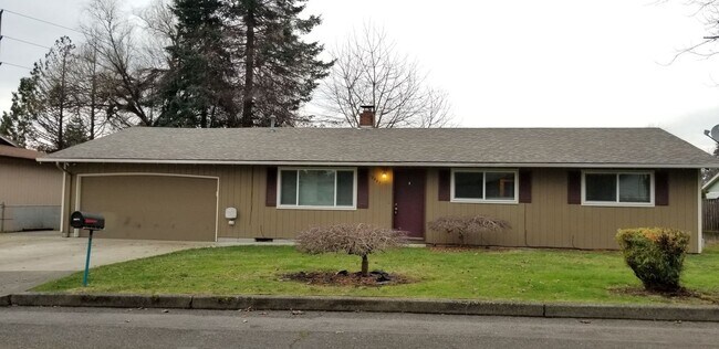 Building Photo - Ranch Style Home In Milwaukie - 3 bdrm 2 b...