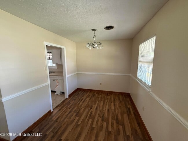 Photo - 405 McGuire Cir