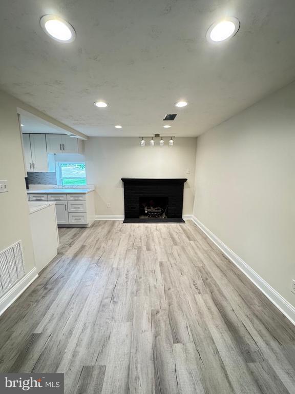Photo - 1298 Queens Hwy