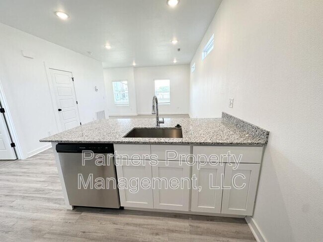 Photo - 1070 Boardwalk Ave