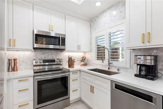 Stunning Furnished 2-bedroom Newport Beach condo Near the Ocean Today!