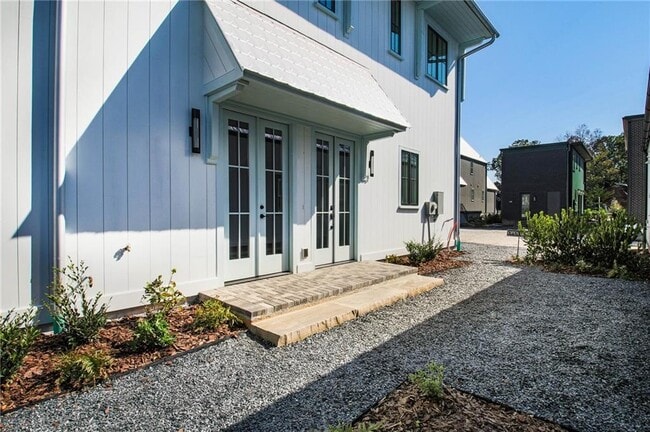 Photo - 135 Carlyle Ln