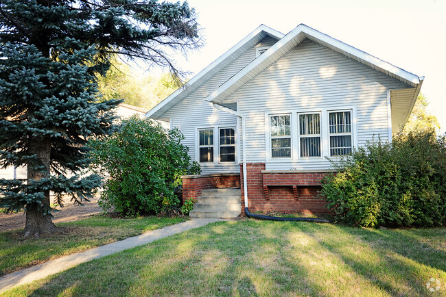 Building Photo - 913 3rd St SE Rental