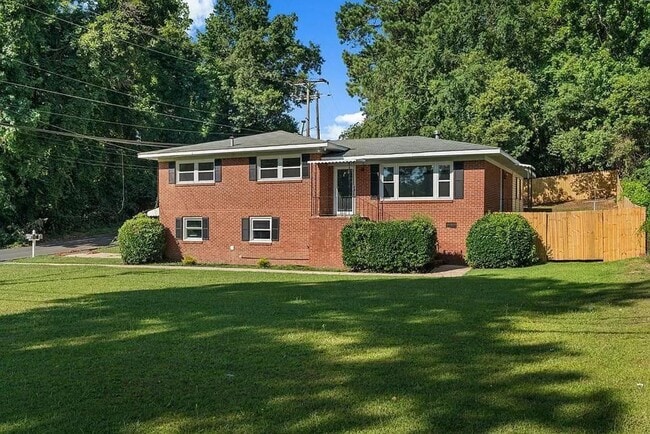 Building Photo - 5 Bedroom and 3 Bathroom home available to...