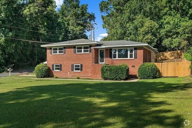 Building Photo - 5 Bedroom and 3 Bathroom home available to...