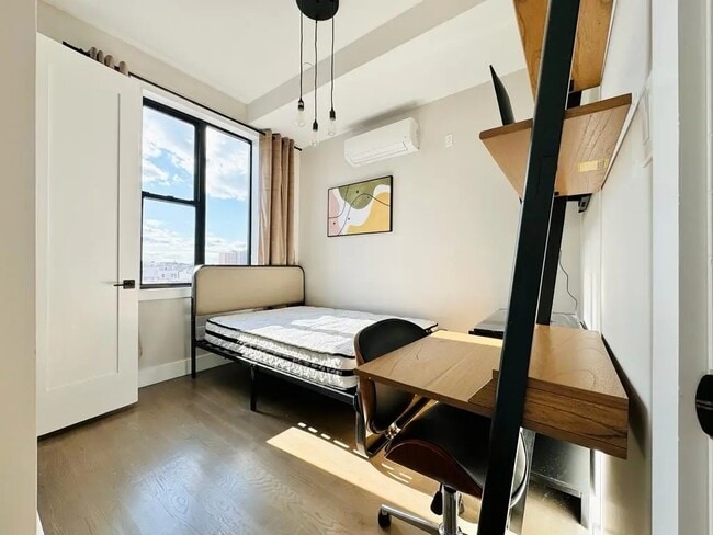 Building Photo - Furnished room/NOT APARTMENT Unit 3B