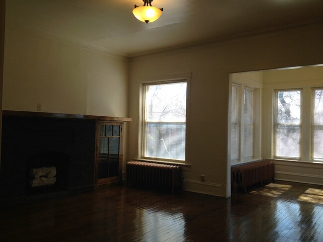 Living Room (2) - 1338 W Winona St Unit 3