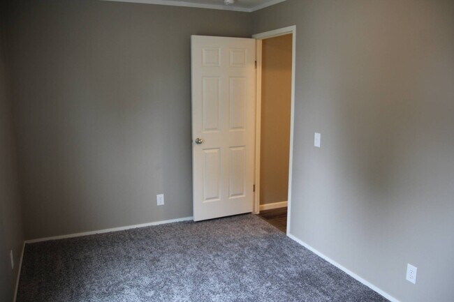 Photo - 6930 NE 56th St