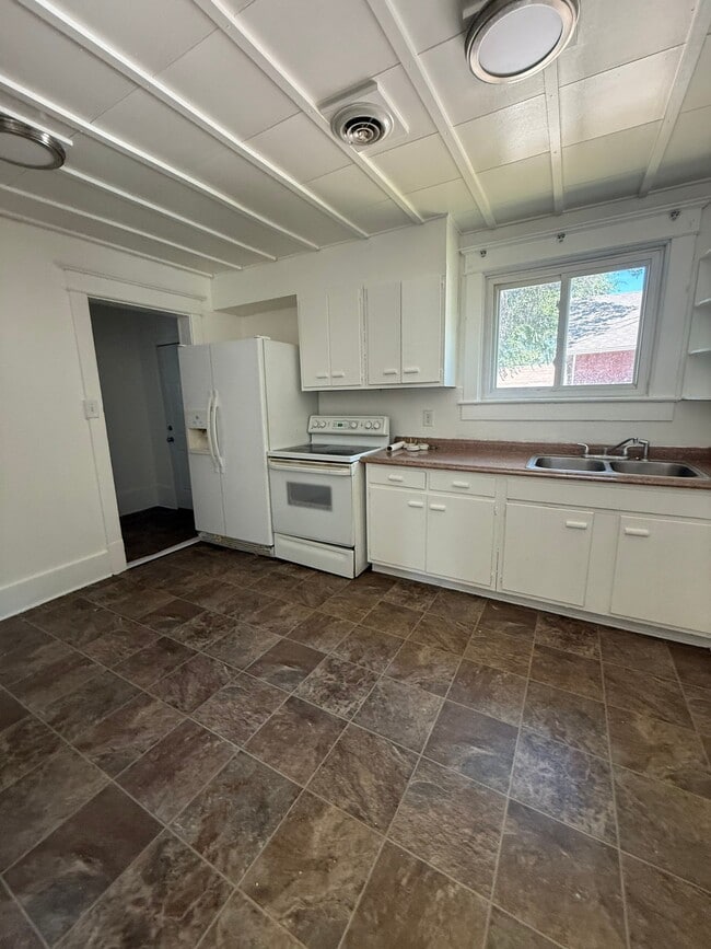 Building Photo - 23 Custer Ave