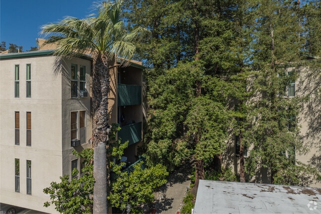 ALT. Foto - Greenwood Condominiums