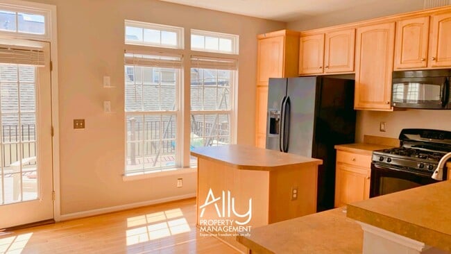 Photo - 908 Rainier Rd