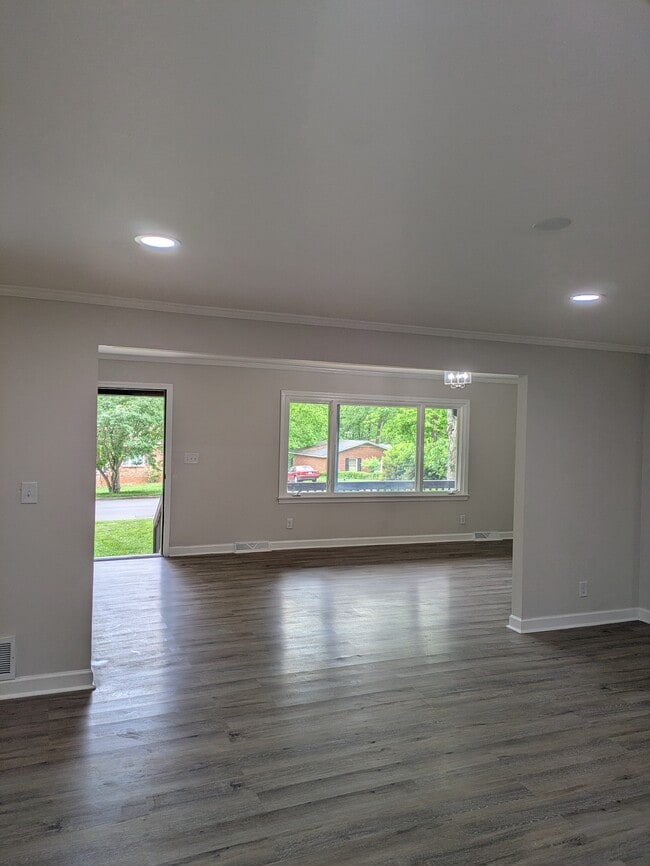 Photo - 1002 Hemlock Dr