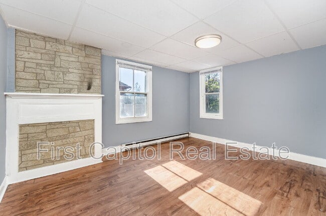 Building Photo - 149 N 2nd St Unit Apt B