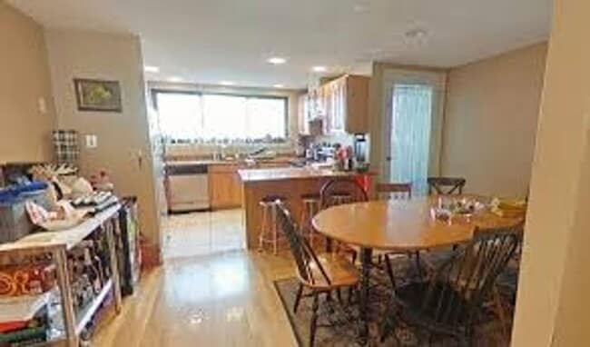 3 bedroom Unit in Brighton, Steps from The T, Eat, in Kitchen Laundry on a Site, Parking for Rent - 3 bedroom Unit in Brighton, Steps from The T, Eat, in Kitchen Laundry on a Site, Parking for Rent