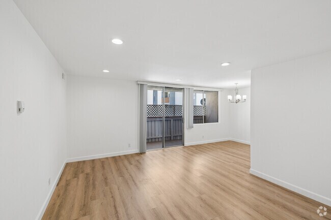 1BR, 1BA - 815SF - Living Room