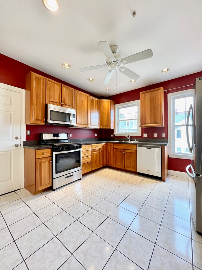 Building Photo - 102 Salem St Unit 2R Rental