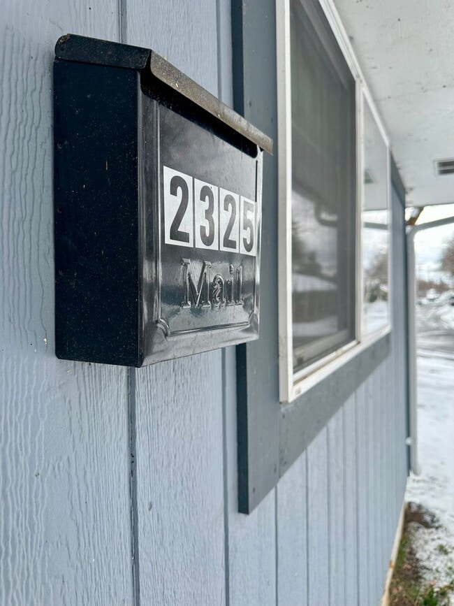 Building Photo - Charming 2 bedroom 1 bath home next to the bike trail Less than 3 miles from Sky Lakes and Oregon...