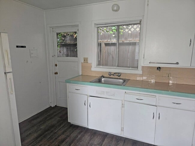 Photo - 1150 E San Joaquin Ave